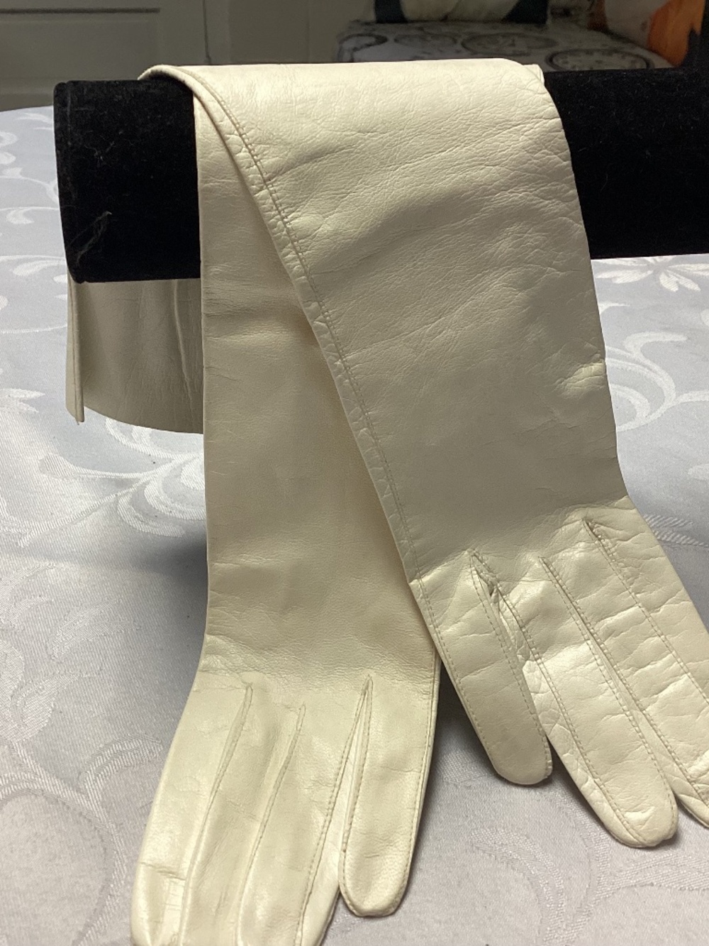 White LEATHER OPERA GLOVES. VINTAGE PERFECTION OMG ❣️❣️❣️❣️❣️